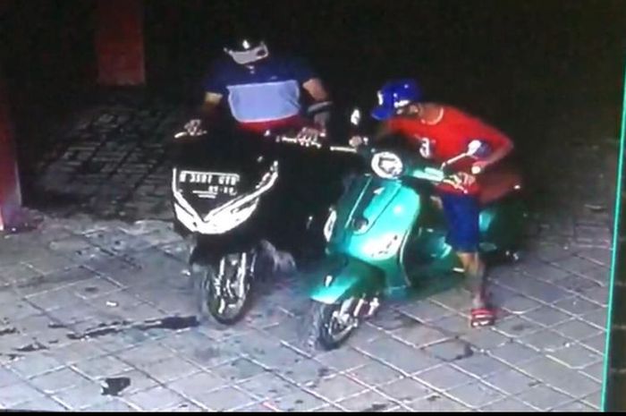 Rekaman CCTV ketika Vespa LX 125 3V milik warga kawasan Lagoa, Koja, Jakarta Utara diembat dua pria 