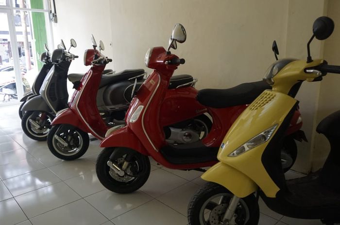 Ilustrasi motor Vespa matik