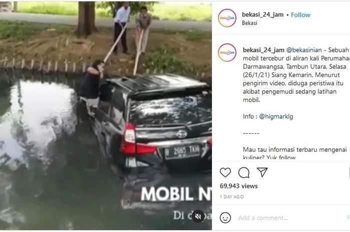 mobil tercebur di aliran kali Perumahan Darmawangsa, Tambun Utara, Selasa (26/1/21) 