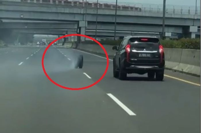 Mitsubishi Pajero Sport nyaris digebrak roda truk patah yang gelinding liar di tol Jagorawi