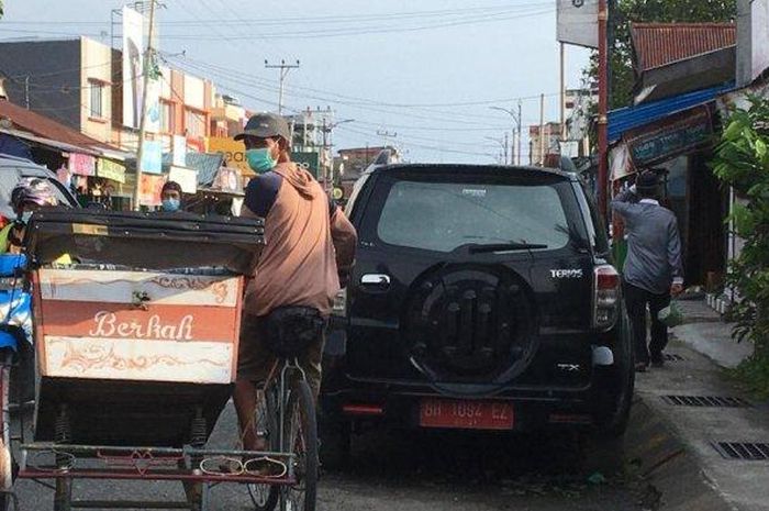 Daihatsu Terios pelat merah milik Pemkab Tanjung Jabung Barat, Jambi sudah lima bulan tak terurus di pinggir jalan