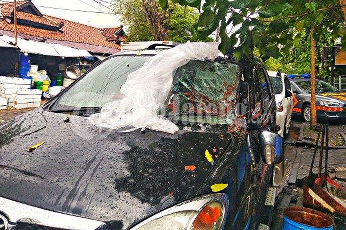 Toyota Avanza remuk ditebas pohon ambruk di Pasar Kabangan, Laweyan, Surakarta, Jawa Tengah