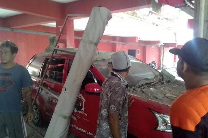Toyota Avanza milik IndiHome robohkan tiang beton Rusunawa Blok F Kaligawe, Semarang serta melibas enam motor