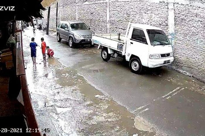 Rekaman CCTV detik-detik bocah usia lima tahun digilas Honda CR-V saat jongkok di kubangan jalan