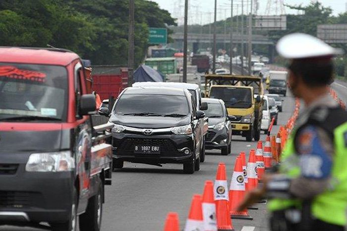 Jalan Tol Surabaya-Gempol saat masih dibuka satu lajur pada Kamis, (28/01//2021).