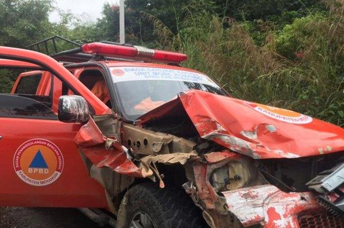 Ford Ranger BPBD Kabupaten Merangin terkelupas bodi depan usai adu jotos lawan pikap di Lembah Masurai, kabupaten Merangin, Jambi