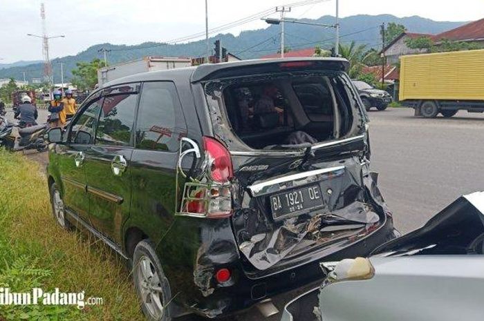 Toyota Avanza yang terlibat tabrakan beruntun di Bypass Padang, Sumatera Barat