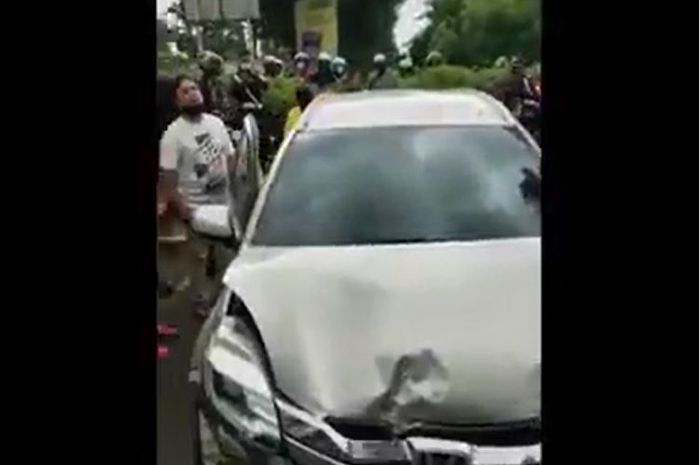 Honda Mobilio ringsek usai terjang Suzuki Ertiga lalu terobos pagar ruko hantam Daihatsu Xenia di Kelapa Gading, Jakarta Utara