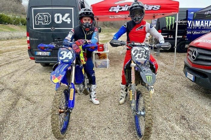 Andrea Dovizioso (kiri) dan Glenn Coldenhoff (kanan) beraksi bersama di trek tanah Cross Park Cavallara.