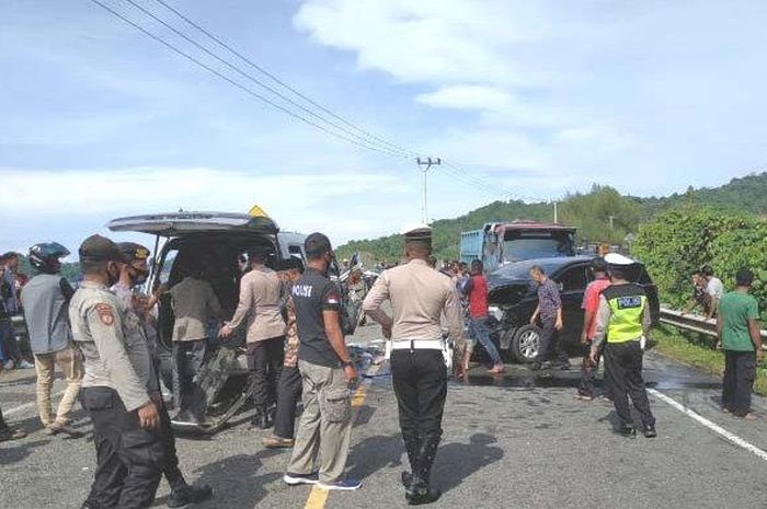 Adu banteng antara Kijang Innova dan KIA Pregio