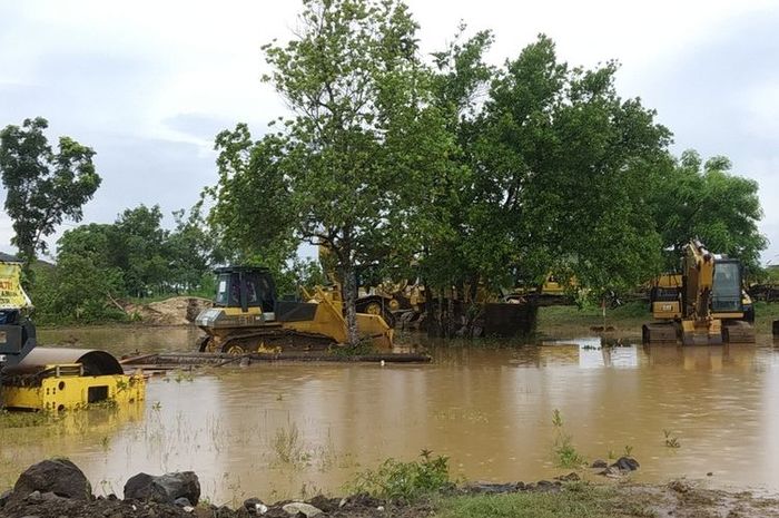 Sejumlah alat berat di lokasi pembangunan Sirkuit Mandalika terendam genangan air.