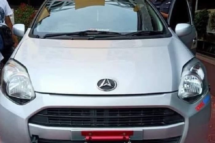 Daihatsu Ayla yang ditumpangi bocah SMP dan SMA sengaja terabas genangan air saat hujan