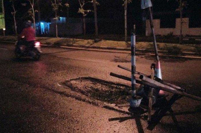 Aspal berlubang di Jalan Siliwangi, Semarang Barat, Kota Semarang ditandai dengan bambu dan tanaman.