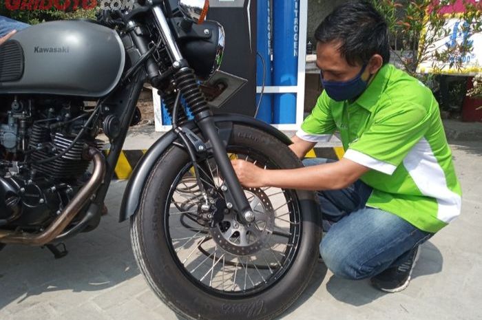 Ilustrasi pengisian angin di ban ditentukan warna pentil