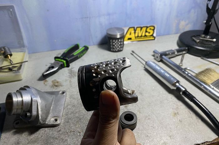 Bikin bolong-bolong piston motor 2-tak