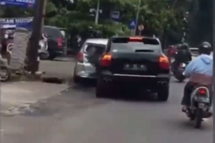 Detik-detik Porsche Cayenne seruduk Daihatsu Sigra