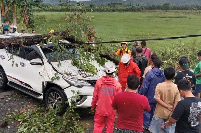 Toyota Fortuner tertimpa pohon tumbangdi Jl Jombor Indah, desa Jimbung, Kalikotes, Klaten, Jawa Tengah