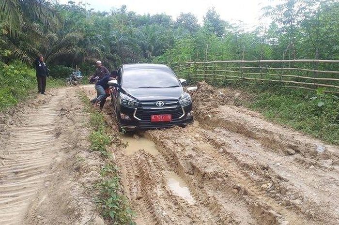 Toyota Kijang Innova Dinas tertancap lumpur dua kali, diajak off-road Bupati Aceh Tamiang