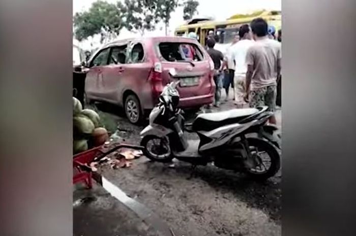 Toyota Avanza Pak Kades diamuk massa akibat ketahuan bawa istri orang