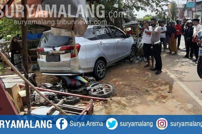 Toyota Calya tabrak dua motor dan seorang nenek di pinggir jalan