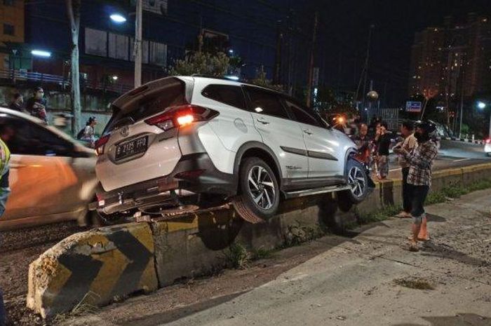 Toyota Rush kaki-kaki ngambang setelah nyangkut di separator busway