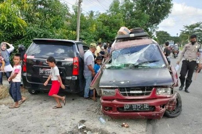 Isuzu Panther oleng hajar Daihatsu Xenia dan truk di Jalan Trans Sulawesi, Luwu Utara, Sulawesi Selatan