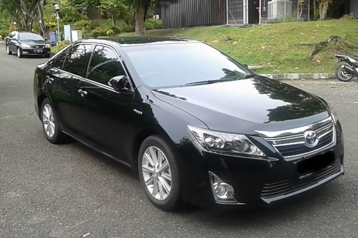 ilustrasi Toyota Camry 2.5L Hybrid AT