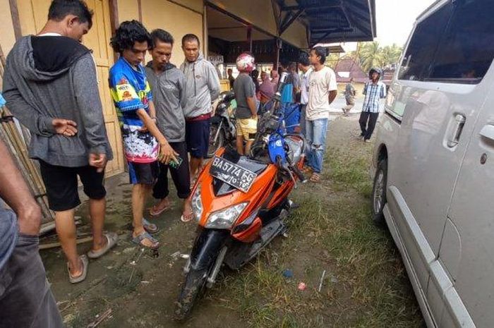 Honda Vario bonceng 4  remaja ringsek setang hantam Daihatsu Luxio