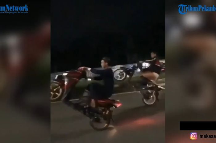 Video aksi wheelie yang dilakukan di jalan raya dan mengganggu pengguna jalan lain