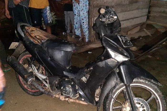 Honda Supra X 125 dibakar usai pemilik dan pelaku duduk bareng di warung, terkenal suka bikin onar bawa parang