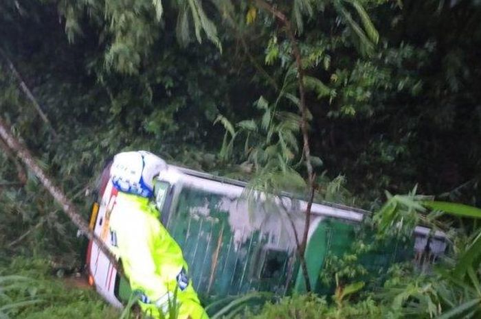 Bus PO AKAS ASRI kecelakaan masuk jurang di jalan raya Ranuyoso, desa Wonoayu, Ranuyoso, Lumajang, Jawa Timur, (2/2/21)