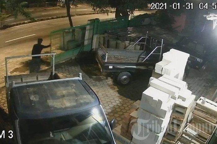 Rekaman CCTV aksi pencurian Daihatsu Gran Max dan Mitsubishi L300 milik toko bangunan di Jl Pangeran Antasari, Tanjung Karang Timur, Bandar Lampung