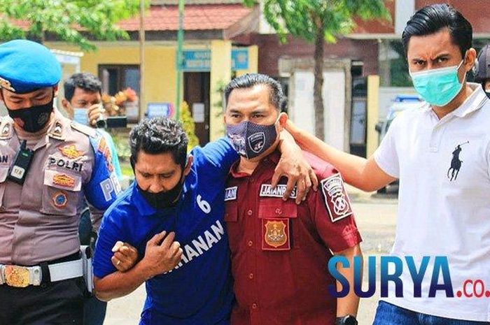 Ipul - panggilan Syaifullah, warga Dusun Gembyang, Desa Sungi Kulon, Kecamatan Pohjentrek, Pasuruan, dipapah polisi, Selasa (2/2/2021). Jadi DPO selama setahun atas kasus curas. 