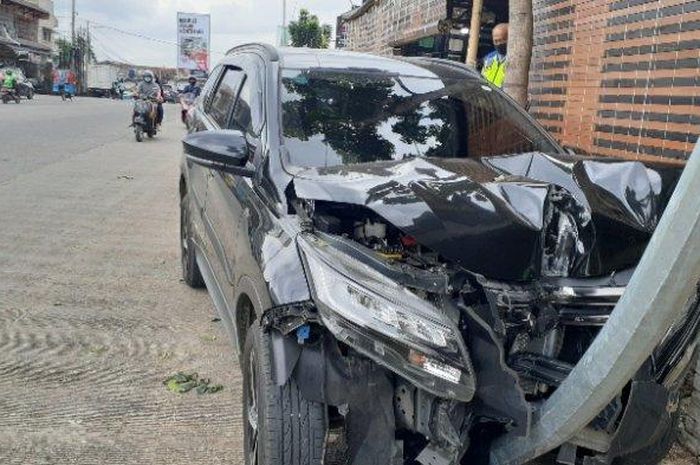 Toyota Rush tabrak tiang lampu penerangan jalan