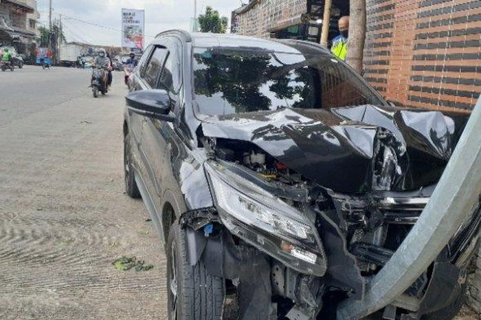 Pengemudi mobil menabrak tiang penerangan jalan umum (PJU) di bilangan, Jalan Raya Siliwangi, Pamulang, Tangerang Selatan (Tangsel), Rabu (3/2/2021).