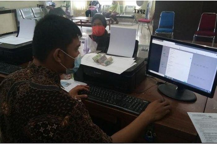 Enggi korban penggelapan satu unit sepeda motor membuat laporan di SPKT Polrestabes Palembang, Selasa (2/2/2021). Pelaku penggelapan diduga adik kandungnya karena sudah kecanduan game online. 