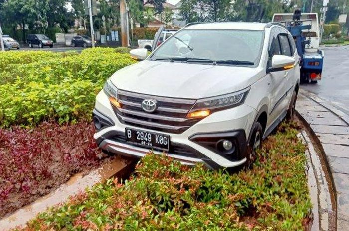 Mobil Toyota Rush putih menyeruduk Taman Suropati, Jakarta Pusat, sekira pukul 05.30 WIB, Rabu (3/2/2021). 