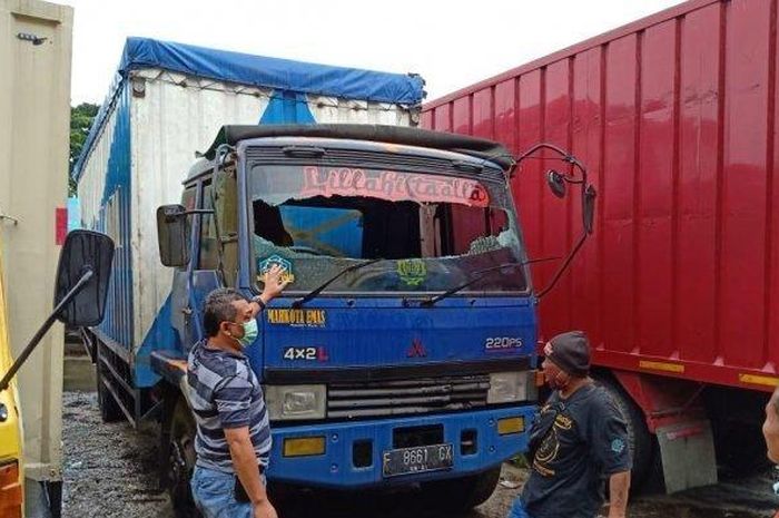 Kaca depan truk Fuso pecah akibat dilempar orang tidak dikenal di jalan Urip Sumoharjo Kelurahan Mangkang Kecamatan Tugu Semarang.  