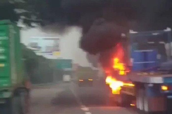 Truk kontainer KT 8418 LR terbakar di Ruas Jalan Tol Jakarta Cikampek, KM 19 arah Cikampek, Selasa (2/2/2021). Penyebab truk terbakar karena rem rusak. 