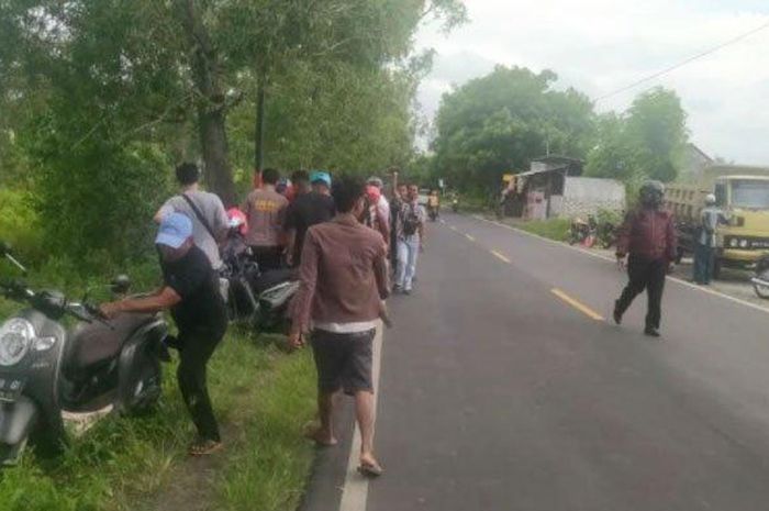 Proses evakuasi laka tunggal Honda Vario 150 tabrak pohon akasia di jalan raya desa Telang, Kamal, Bangkalan, Madura, (3/2/21).