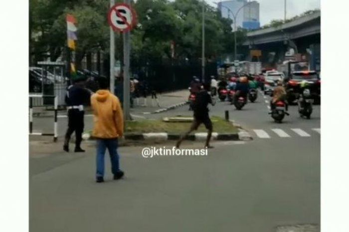 Cuplikan video aksi koboi pria menodongkan senjata api ke pengendar di Cengkareng, Jakarta Barat, Kamis (4/2/2021) 