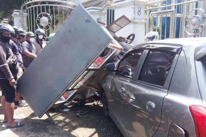 Datsun GO cungkil gerobak bakso dan Yamaha NMAX usai tebas Toyota Calya di Jl AA Maramis, Kairagi Dua, Lingkungan V, Mapanget, Manado, Sulawesi Utara