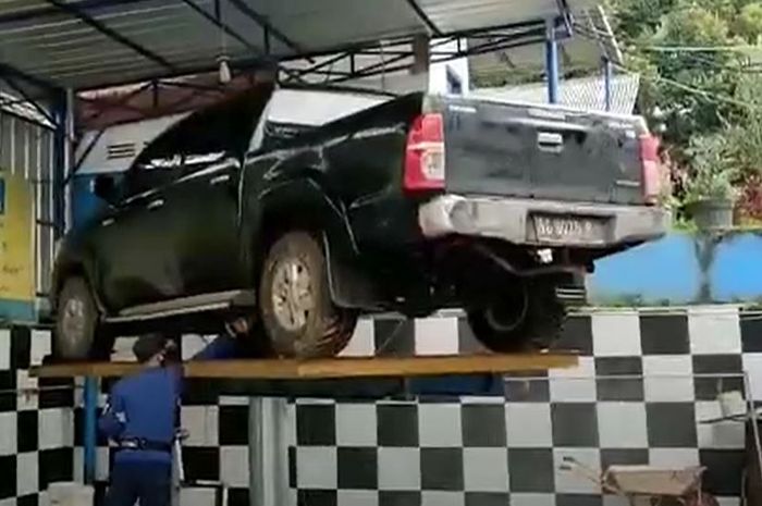 Proses evakuasi ular King Kobra di cucian mobil yang ngumpet di selah tangki Toyota Hilux milik Kadispora Kabupaten Penukal Abab Lematang Ilir (PALI)