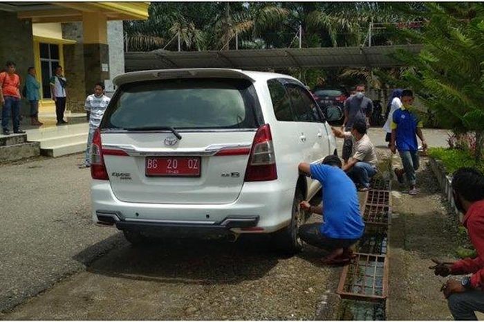 Toyota Kijang Innova dinas milik Pemkab Musi Rawas Utara yang bannya digembosi massa demo, (3/2/21).