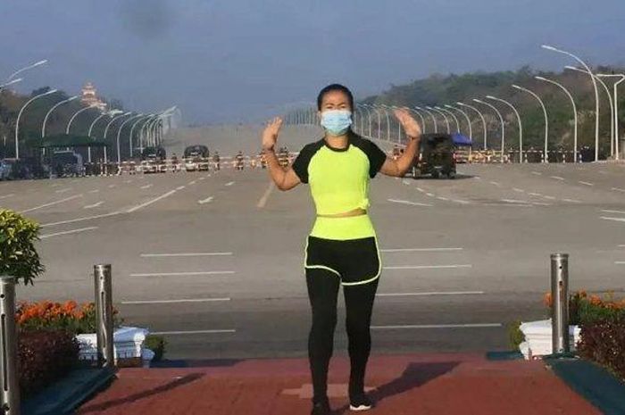 Seorang perempuan di Myanmar bernama Khing Hnin Wai merilis video dalam laman Facebooknya yang menunjukkan bahwa dirinya melakukan aerobik, saat konvoi kendaraan militer berlangsung di belakangnya.