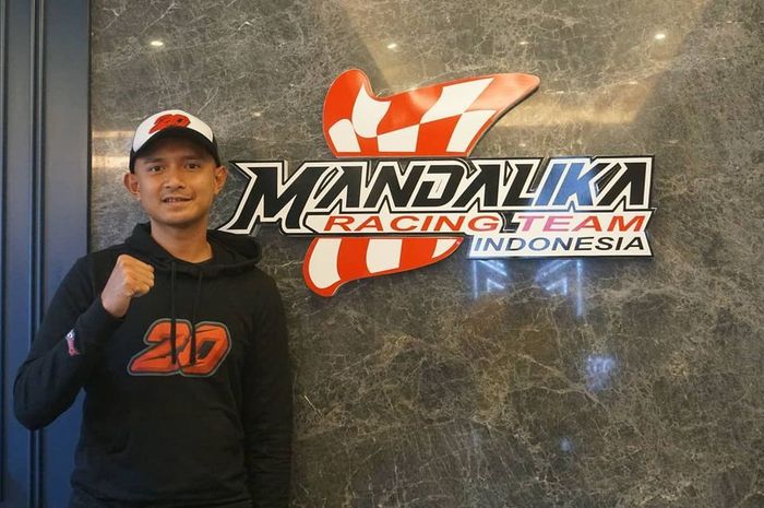 Dimas Ekky Pratama resmi menandatangani kontrak dengan Mandalika Racing Team Indonesia