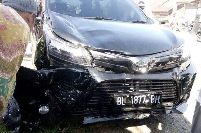 Toyota Avanza baru tiga hari keluar dealer remuk hantam Honda Scoopy dan menyeretnya masuk warung di kawasan Gampong Pawoh, Susoh, Aceh Barat Daya, Aceh