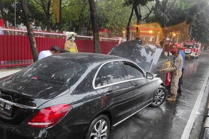 Mercedes-Benz C200 W205 terbakar area mesin di depan kantor Badan Intelijen Negara (BIN), Pejaten Timur, Pasar Minggu, Jakarta Selatan