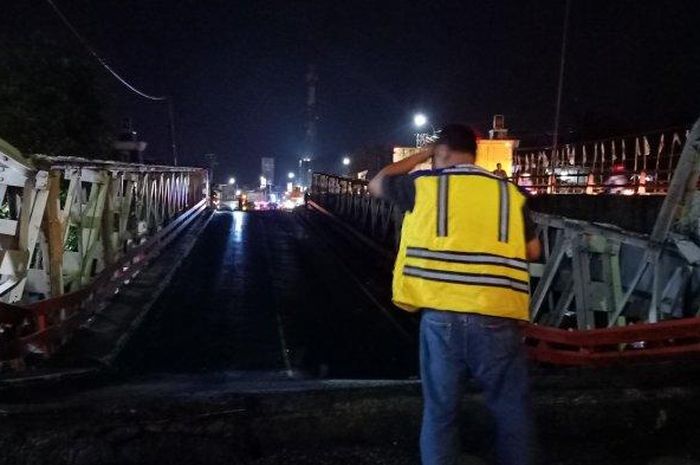 lokasi jembatan Rembun yang berlokasi di perbatasan antara Kabupaten Pekalongan dan Kabupaten Pemalang ambles. 