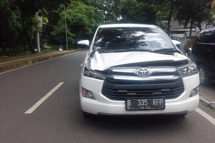 Mobil Toyota Innova yang rusak tertimpa pohon angsana tumbang di Jalan Purworejo, Menteng, Jakarta Pusat, Kamis (4/2/2021).